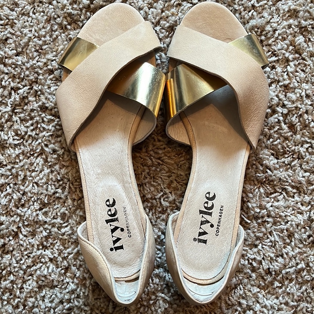 Ivylee tan and gold sandals size 39